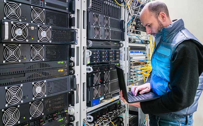 AV-asentaja ohjelmoi laitteistoa tietokoneella laitetilassa