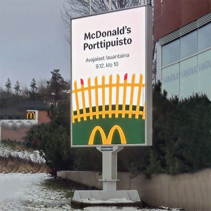 LED-ulkototeemi rakennuksen edustalla