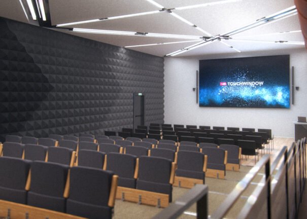Pieni auditorio, jossa penkkirivit, akustiikkaseinä, näyttö ja kaiuttimet