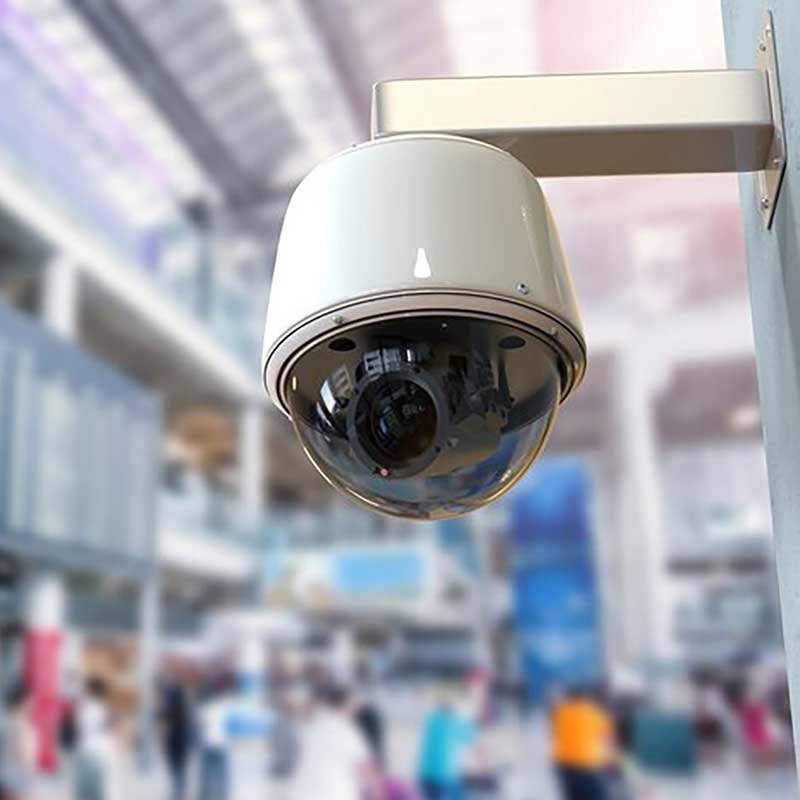 Sisätilaan asennettu valvontakamera julkisessa tilassa