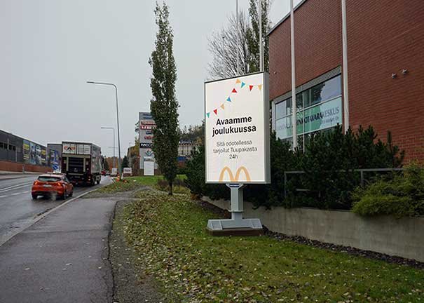 LED-ulkonäyttö yritysalueella