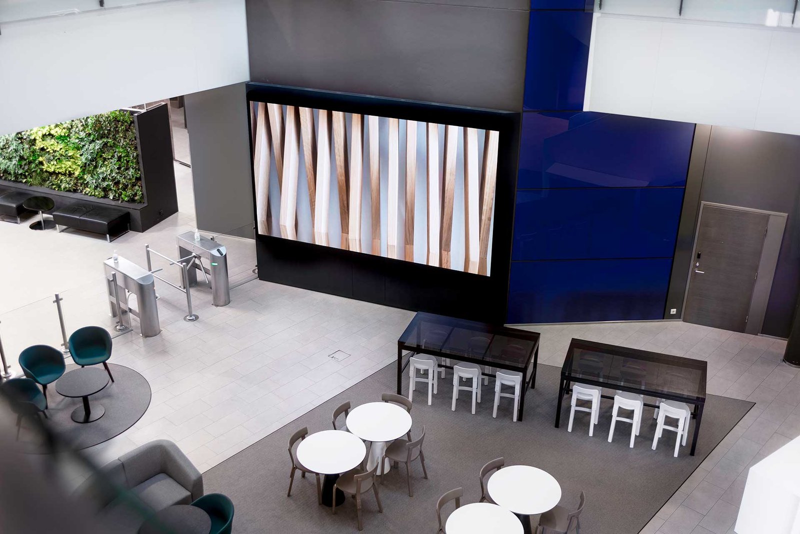 Avara yritysaula, jonka päätyseinässä on suuri LED-näyttö