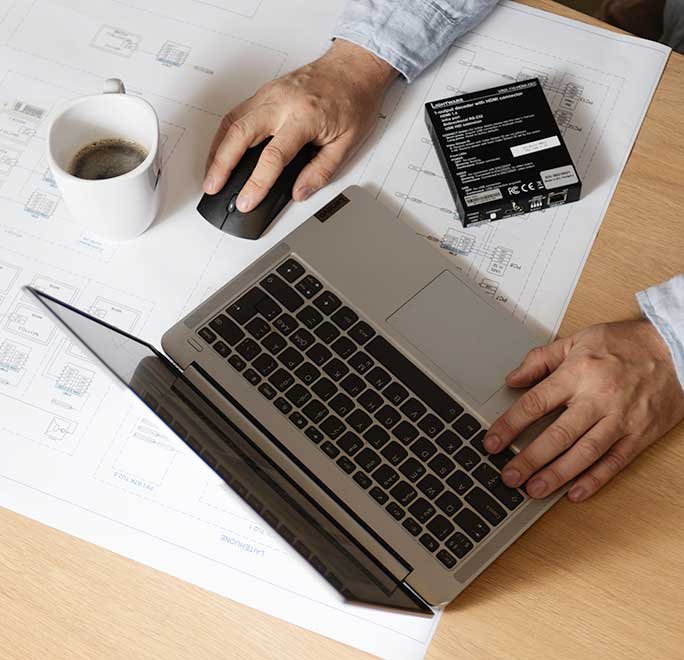 AV-suunnittelua työpöydän ääressä, esillä lohkokaavio ja tietokone