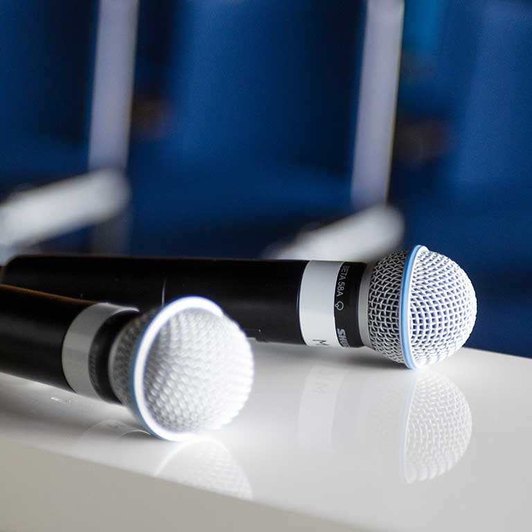 Kaksi mikrofonia pöydällä äänentoistoratkaisua varten