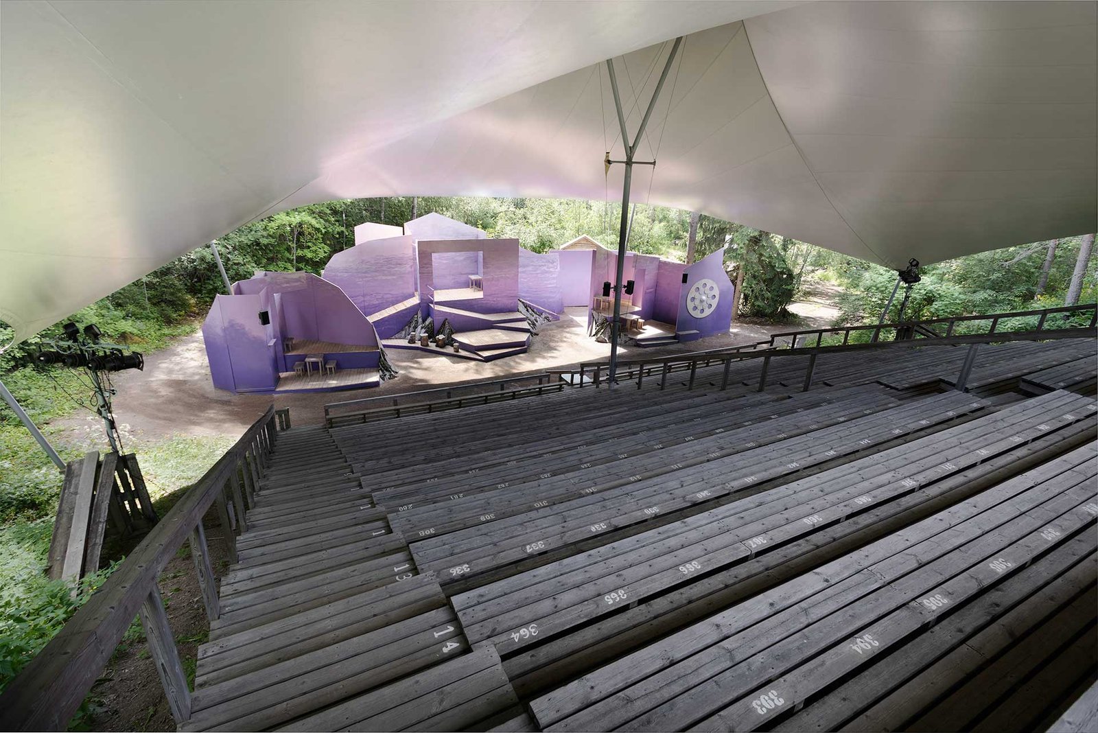 Kesäteatterin katsomo ja lava yläkatsomosta kuvattuna