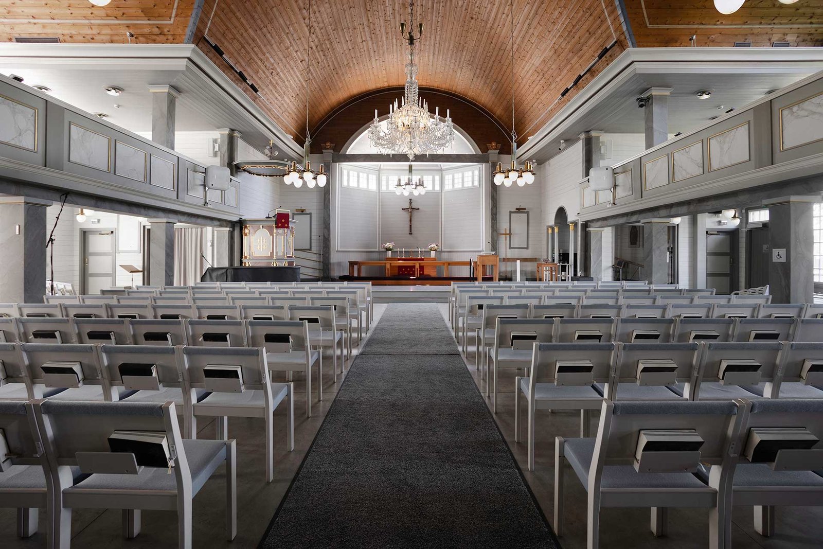 Kirkon sisätila, jossa näkyvät penkit ja alttari