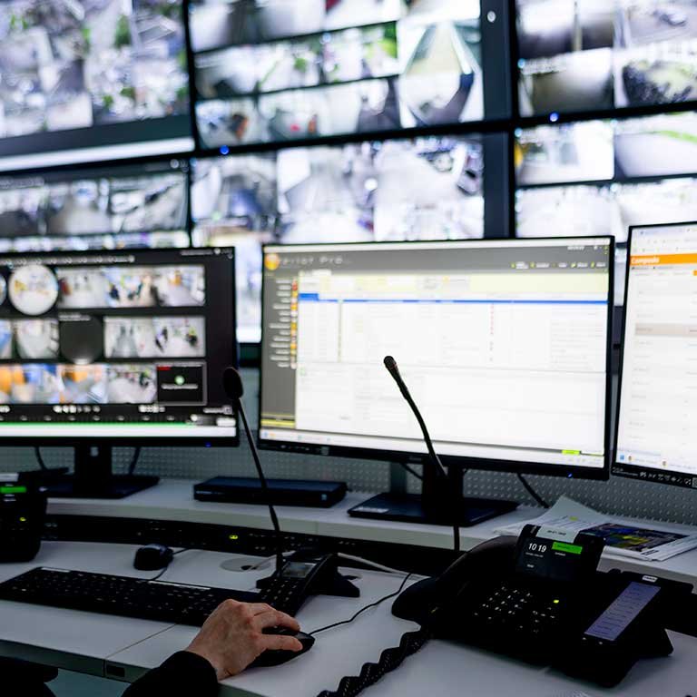 Valvomon työpiste ja seinälle asennetut näytöt